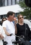 Amsterdam 4 juli 2024
Twan Huys met zijn vrouw op de fiets in het centrum van Amsterdam.