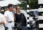 Amsterdam 4 juli 2024
Twan Huys met zijn vrouw op de fiets in het centrum van Amsterdam.