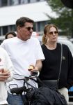 Amsterdam 4 juli 2024
Twan Huys met zijn vrouw op de fiets in het centrum van Amsterdam.