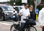 Amsterdam 4 juli 2024
Twan Huys met zijn vrouw op de fiets in het centrum van Amsterdam.