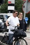 Amsterdam 4 juli 2024
Twan Huys met zijn vrouw op de fiets in het centrum van Amsterdam.