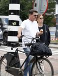 Amsterdam 4 juli 2024
Twan Huys met zijn vrouw op de fiets in het centrum van Amsterdam.