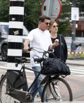 Amsterdam 4 juli 2024
Twan Huys met zijn vrouw op de fiets in het centrum van Amsterdam.