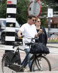 Amsterdam 4 juli 2024
Twan Huys met zijn vrouw op de fiets in het centrum van Amsterdam.
