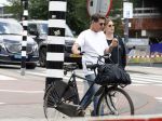 Amsterdam 4 juli 2024
Twan Huys met zijn vrouw op de fiets in het centrum van Amsterdam.