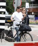 Amsterdam 4 juli 2024
Twan Huys met zijn vrouw op de fiets in het centrum van Amsterdam.