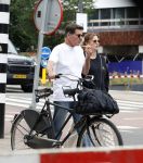 Amsterdam 4 juli 2024
Twan Huys met zijn vrouw op de fiets in het centrum van Amsterdam.