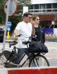Amsterdam 4 juli 2024
Twan Huys met zijn vrouw op de fiets in het centrum van Amsterdam.