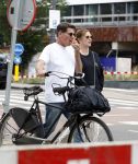 Amsterdam 4 juli 2024
Twan Huys met zijn vrouw op de fiets in het centrum van Amsterdam.