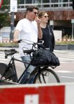 Amsterdam 4 juli 2024
Twan Huys met zijn vrouw op de fiets in het centrum van Amsterdam.