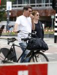 Amsterdam 4 juli 2024
Twan Huys met zijn vrouw op de fiets in het centrum van Amsterdam.