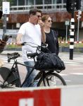 Amsterdam 4 juli 2024
Twan Huys met zijn vrouw op de fiets in het centrum van Amsterdam.
