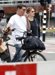 Amsterdam 4 juli 2024
Twan Huys met zijn vrouw op de fiets in het centrum van Amsterdam.