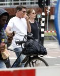 Amsterdam 4 juli 2024
Twan Huys met zijn vrouw op de fiets in het centrum van Amsterdam.