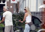Amsterdam 18 juli 2024
Victor Reinier en zijn vriend op terras en ndaarna fietsend naar zijn huis in Amsterdam zuid..
