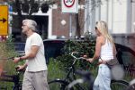 Amsterdam 18 juli 2024
Victor Reinier en zijn vriend op terras en ndaarna fietsend naar zijn huis in Amsterdam zuid..