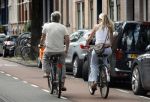Amsterdam 18 juli 2024
Victor Reinier en zijn vriend op terras en ndaarna fietsend naar zijn huis in Amsterdam zuid..