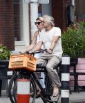 Amsterdam 18 juli 2024
Victor Reinier en zijn vriend op terras en ndaarna fietsend naar zijn huis in Amsterdam zuid..