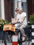 Amsterdam 18 juli 2024
Victor Reinier en zijn vriend op terras en ndaarna fietsend naar zijn huis in Amsterdam zuid..