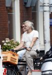 Amsterdam 18 juli 2024
Victor Reinier en zijn vriend op terras en ndaarna fietsend naar zijn huis in Amsterdam zuid..