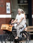 Amsterdam 18 juli 2024
Victor Reinier en zijn vriend op terras en ndaarna fietsend naar zijn huis in Amsterdam zuid..