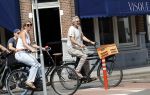 Amsterdam 18 juli 2024
Victor Reinier en zijn vriend op terras en ndaarna fietsend naar zijn huis in Amsterdam zuid..
