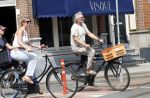 Amsterdam 18 juli 2024
Victor Reinier en zijn vriend op terras en ndaarna fietsend naar zijn huis in Amsterdam zuid..