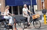 Amsterdam 18 juli 2024
Victor Reinier en zijn vriend op terras en ndaarna fietsend naar zijn huis in Amsterdam zuid..