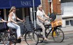 Amsterdam 18 juli 2024
Victor Reinier en zijn vriend op terras en ndaarna fietsend naar zijn huis in Amsterdam zuid..