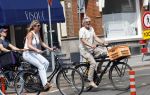 Amsterdam 18 juli 2024
Victor Reinier en zijn vriend op terras en ndaarna fietsend naar zijn huis in Amsterdam zuid..