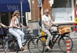 Amsterdam 18 juli 2024
Victor Reinier en zijn vriend op terras en ndaarna fietsend naar zijn huis in Amsterdam zuid..