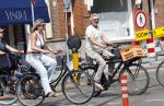 Amsterdam 18 juli 2024
Victor Reinier en zijn vriend op terras en ndaarna fietsend naar zijn huis in Amsterdam zuid..