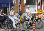 Amsterdam 18 juli 2024
Victor Reinier en zijn vriend op terras en ndaarna fietsend naar zijn huis in Amsterdam zuid..