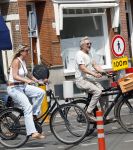 Amsterdam 18 juli 2024
Victor Reinier en zijn vriend op terras en ndaarna fietsend naar zijn huis in Amsterdam zuid..