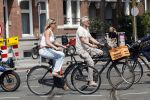 Amsterdam 18 juli 2024
Victor Reinier en zijn vriend op terras en ndaarna fietsend naar zijn huis in Amsterdam zuid..