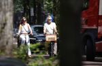 Amsterdam 18 juli 2024
Victor Reinier en zijn vriend op terras en ndaarna fietsend naar zijn huis in Amsterdam zuid..