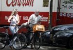 Amsterdam 18 juli 2024
Victor Reinier en zijn vriend op terras en ndaarna fietsend naar zijn huis in Amsterdam zuid..