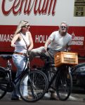 Amsterdam 18 juli 2024
Victor Reinier en zijn vriend op terras en ndaarna fietsend naar zijn huis in Amsterdam zuid..