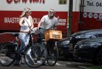 Amsterdam 18 juli 2024
Victor Reinier en zijn vriend op terras en ndaarna fietsend naar zijn huis in Amsterdam zuid..