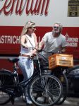 Amsterdam 18 juli 2024
Victor Reinier en zijn vriend op terras en ndaarna fietsend naar zijn huis in Amsterdam zuid..