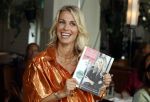 Laren 2 juli 2024
Boekpresentatie Vivian Reijs . oa aanwezig Leontine Ruiters Anouk de Mol Anouk Smulders Merel v Carlsburg .
Ook haar dochter Day Ewbank moeder Meddy Clous en broer Bobby Clous waren aanwezig.