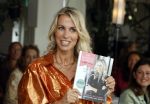 Laren 2 juli 2024
Boekpresentatie Vivian Reijs . oa aanwezig Leontine Ruiters Anouk de Mol Anouk Smulders Merel v Carlsburg .
Ook haar dochter Day Ewbank moeder Meddy Clous en broer Bobby Clous waren aanwezig.