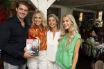 Laren 2 juli 2024
Boekpresentatie Vivian Reijs . oa aanwezig Leontine Ruiters Anouk de Mol Anouk Smulders Merel v Carlsburg .
Ook haar dochter Day Ewbank moeder Meddy Clous en broer Bobby Clous waren aanwezig.