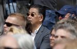 Amsterdam 15 juli 2024
Herdenkingsmonument Peter R. de Vries onthuld in Amsterdam Het kunstwerk bestaat uit twee bronzen handen die in elkaar grijpen en is gemaakt door kunstenares Rini Hurkmans. Burgemeester Femke Halsema en Kelly de Vries spreken tijdens de onthulling van het monument. Humbert Tan presenteert het . Ook zijn vrouw Jaqueline de Vries zoon Royce de Vries (met vrouw ) en Kelly de Vries (met partner) waren natuurlijk aanwezig .nWon Yip