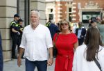 Amsterdam 15 juli 2024
Herdenkingsmonument Peter R. de Vries onthuld in Amsterdam Het kunstwerk bestaat uit twee bronzen handen die in elkaar grijpen en is gemaakt door kunstenares Rini Hurkmans. Burgemeester Femke Halsema en Kelly de Vries spreken tijdens de onthulling van het monument. Humbert Tan presenteert het . Ook zijn vrouw Jaqueline de Vries zoon Royce de Vries (met vrouw ) en Kelly de Vries (met partner) waren natuurlijk aanwezig . Wouter de Vries met vrouw