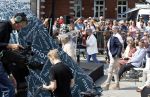 Amsterdam 15 juli 2024
Herdenkingsmonument Peter R. de Vries onthuld in Amsterdam Het kunstwerk bestaat uit twee bronzen handen die in elkaar grijpen en is gemaakt door kunstenares Rini Hurkmans. Burgemeester Femke Halsema en Kelly de Vries spreken tijdens de onthulling van het monument. Humbert Tan presenteert het . Ook zijn vrouw Jaqueline de Vries zoon Royce de Vries (met vrouw ) en Kelly de Vries (met partner) waren natuurlijk aanwezig . Yosef Tekeste-Yemane
