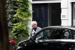 Amsterdam 1 juli 2024
Youp van t Hek bij zijn nieuwe huis wat momenteel verbouwd wordt.