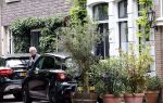 Amsterdam 1 juli 2024
Youp van t Hek bij zijn nieuwe huis wat momenteel verbouwd wordt.