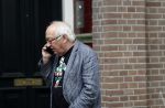 Amsterdam 1 juli 2024
Youp van t Hek en zijn vrouw Debby Petter op terras en op de fiets in Amsterdam zuid. Ze zijn beide druk op hun telefoon.