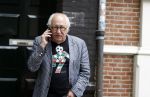 Amsterdam 1 juli 2024
Youp van t Hek en zijn vrouw Debby Petter op terras en op de fiets in Amsterdam zuid. Ze zijn beide druk op hun telefoon.